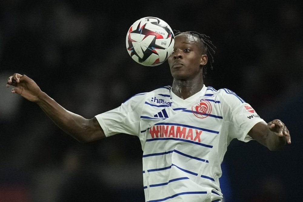 FILE - Strasbourg's Emanuel Emegha controls the ball during the French League One soccer match between Paris Saint-Germain and Strasbourg at the Parc des Princes in Paris, on Oct. 19, 2024. (AP Photo/Christophe Ena, File)
