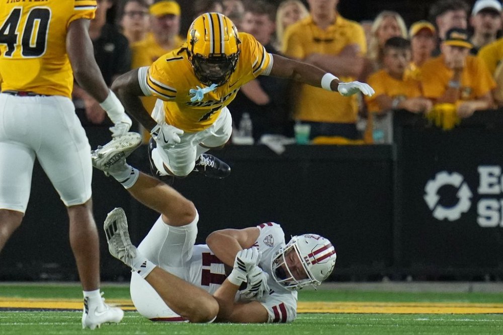 Massachusetts tight end Max Dowling (11) catches a pass as Missouri safety Marvin Burks Jr., top, defends during the first half of an NCAA college football game Saturday, Sept. 27, 2025, in Columbia, Mo. (AP Photo/Jeff Roberson)