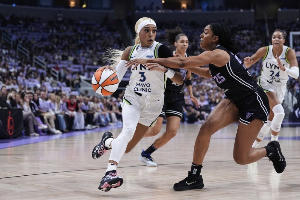 Minnesota Lynx guard DiJonai Carrington (3) moves the ball while defended by Golden State Valkyries forward Monique Billings (25) during the first half of Game 2 in the first round of the WNBA basketball playoffs Wednesday, Sept. 17, 2025, in San Jose, Calif. (AP Photo/Godofredo A. Vásquez)
