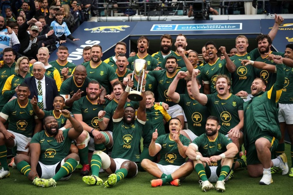 South Africa's Siya Kolisi, center, raises the trophy as they pose for photographers after winning the Rugby Championship match against Argentina at Twickenham stadium, in London, Saturday, Oct. 4, 2025. (AP Photo/Alastair Grant)