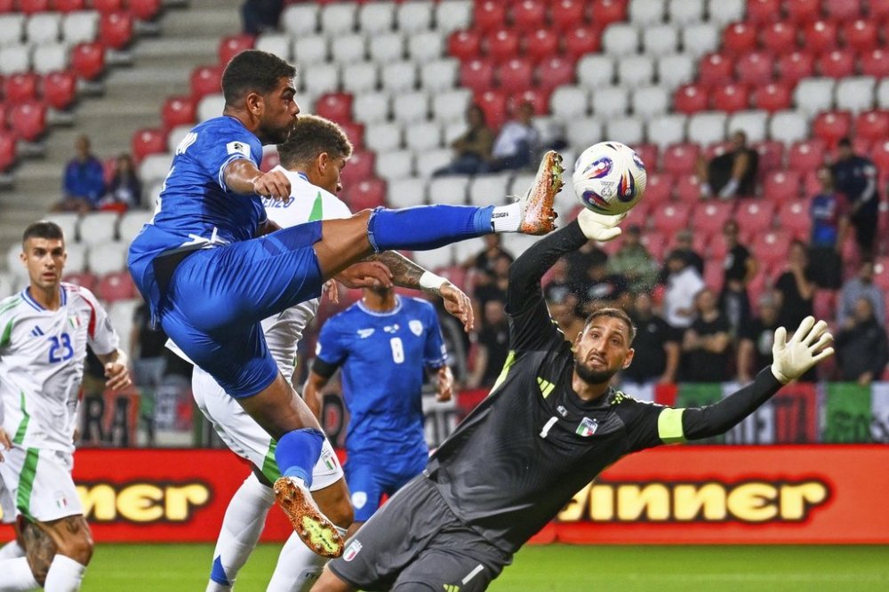 Israel's Manor Solomon, left, in action against Italy's goalkeeper Gianluigi Donnarumma during a Group I, World Cup qualifier soccer match between Israel and Italy at the Nagyerdei Stadium in Debrecen, Hungary, Monday, Sept. 8, 2025. (AP Photo/Denes Erdos)