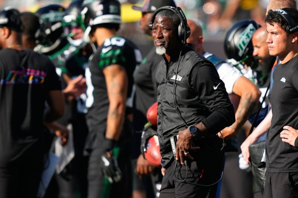New York Jets head coach Aaron Glenn watches during the second half of an NFL football game against the Dallas Cowboys Sunday, Oct. 5, 2025, in East Rutherford, N.J. (AP Photo/Yuki Iwamura)