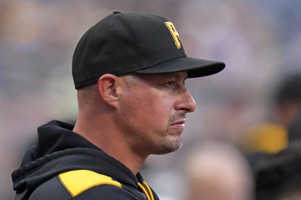 Pittsburgh Pirates manager Don Kelly stands on the dugout steps during the first inning of a baseball game against the Chicago Cubs in Pittsburgh, Tuesday, Sept. 16, 2025. (AP Photo/Gene J. Puskar)