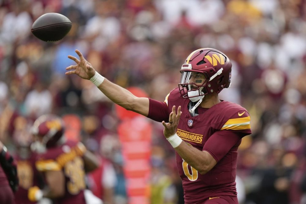 Washington Commanders quarterback Marcus Mariota (8) throws during the second half of NFL football game against the Las Vegas Raiders, Sunday, Sept. 21, 2025, in Landover, Md. (AP Photo/Stephanie Scarbrough)