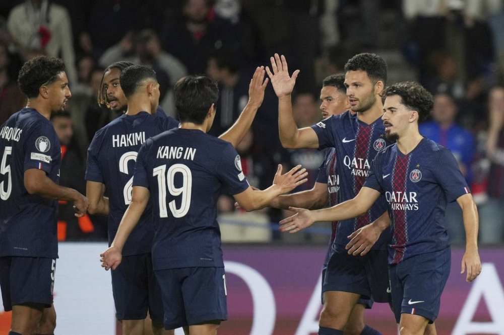 PSG's Goncalo Ramos, second right, celebrates with teammates after scoring his side's fourth goal during the Champions League opening phase soccer match between Paris Saint-Germain and Atalanta at the Parc des Princes stadium in Paris, France, Wednesday, Sept. 17, 2025. (AP Photo/Thibault Camus)