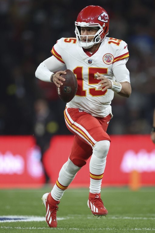 Kansas City Chiefs quarterback Patrick Mahomes plays against the Los Angeles Chargers during the first half of an NFL football game, Friday, Sept. 5, 2025, in Sao Paulo. (AP Photo/Jeff Lewis)
