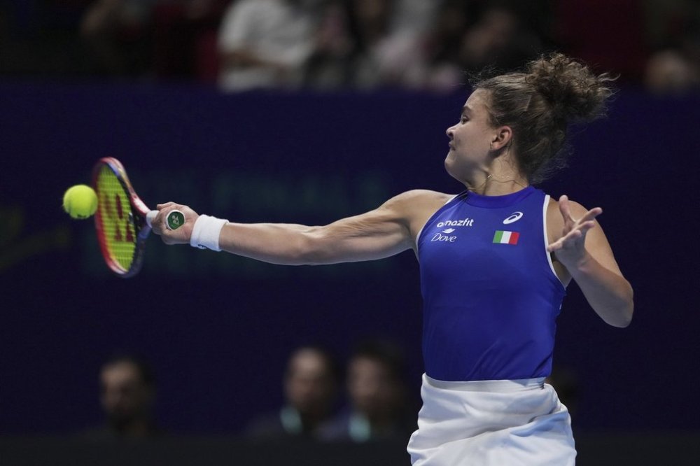 Jasmine Paolini, of Italy returns a forehand shot to Jessica Pegula, of the United States during the Billie Jean King Cup final tennis match, at the Shenzhen Bay Sports Center Arena, in Shenzhen, China's Guangdong province, Sunday, Sept. 21, 2025. (AP Photo/Andy Wong)