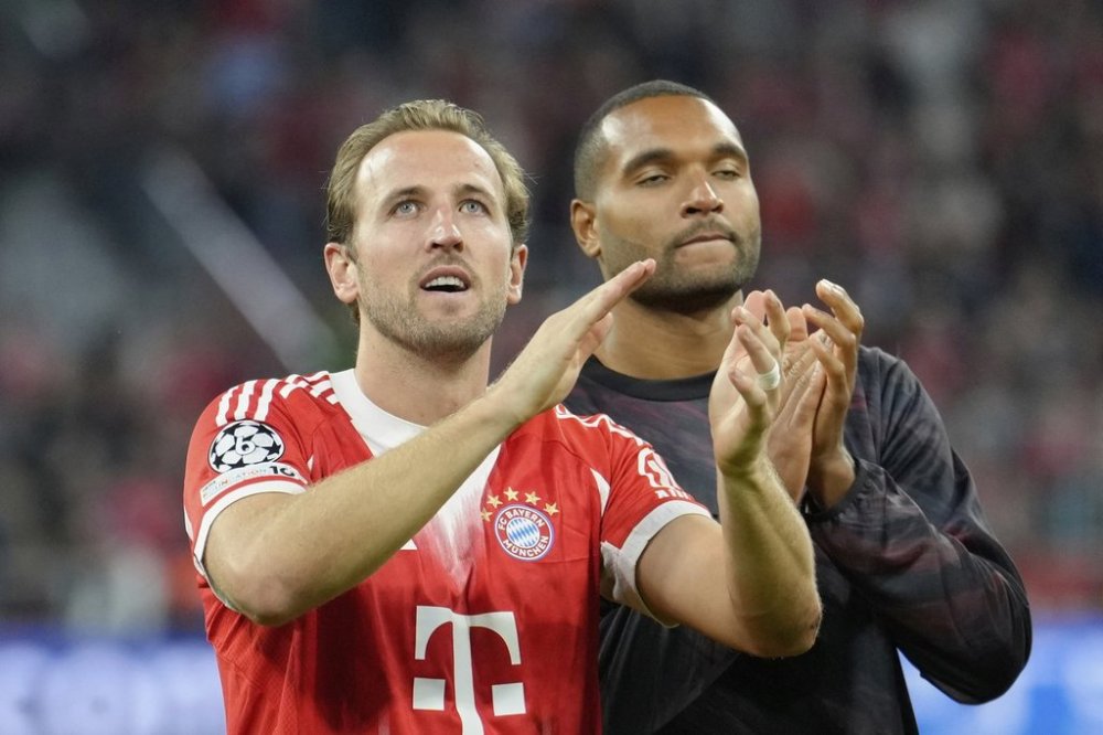 Bayern's Harry Kane applauds fans at the end of the Champions League opening phase soccer match between FC Bayern Munich and Chelsea at the Allianz Arena in Munich, Germany, Wednesday, Sept. 17, 2025. (AP Photo/Martin Meissner)