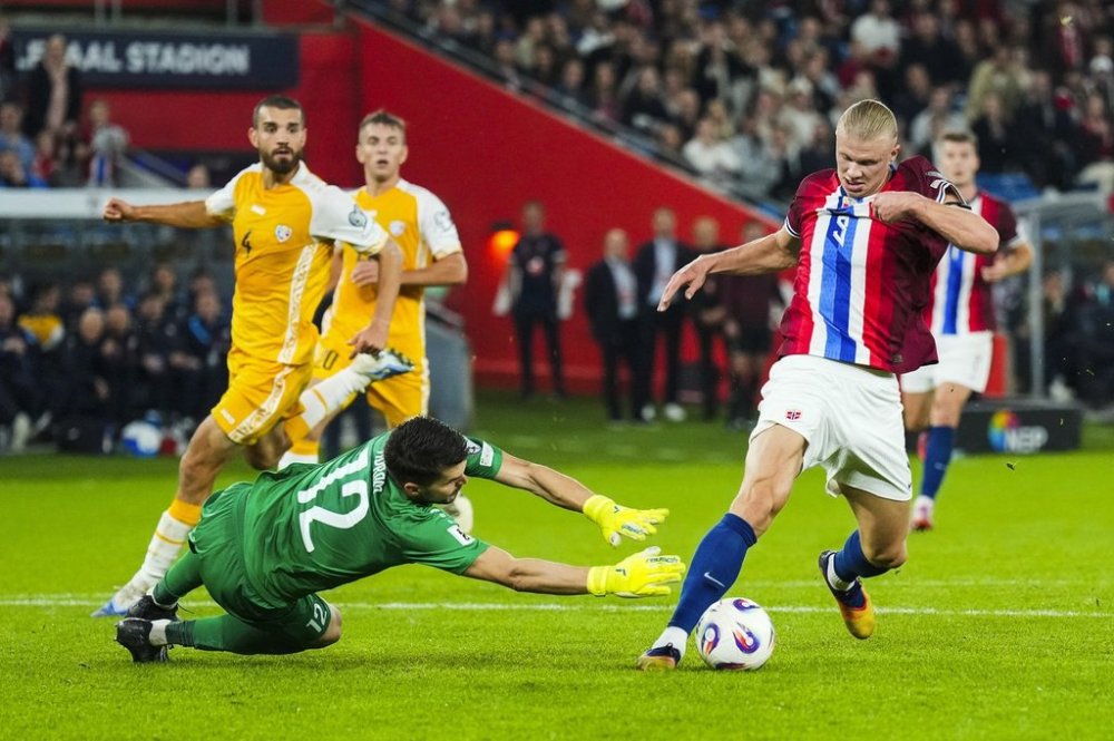 Norway's Erling Haaland, right, gets past Moldova goalkeeper Cristian Avram before scoring his fourth goal of the game during the World Cup qualifying soccer match between Norway and Moldova at Ullevaal Stadion, Oslo, Tuesday Sept. 9, 2025. (Cornelius Poppe/NTB via AP)
