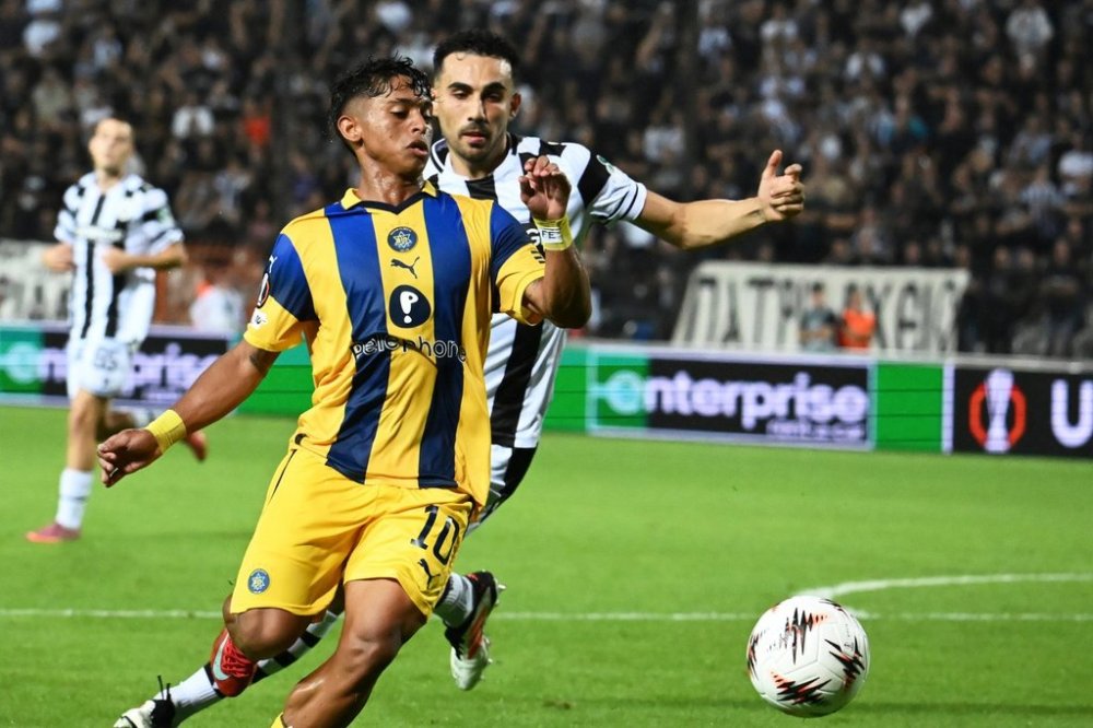 Maccabi Tel Aviv's Kervin Andrade runs for the ball ahead of PAOK's Giannis Michailidis during the Europa League soccer match between PAOK and Maccabi Tel Aviv at Toumpa stadium, in Thessaloniki, Greece, Wednesday, Sept. 24, 2025. (AP Photo/Giannis Papanikos)