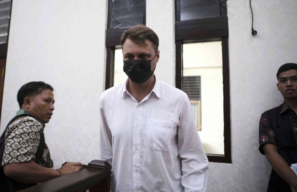 Ukraine's citizen Roman Nazarenko, center, who is on trial on accusation of running a drug lab on the resort island of Bali, arrives for a hearing at the district court in Denpasar, Indonesia, Thursday, Sept. 18, 2025. (AP Photo/Firdia Lisnawati)