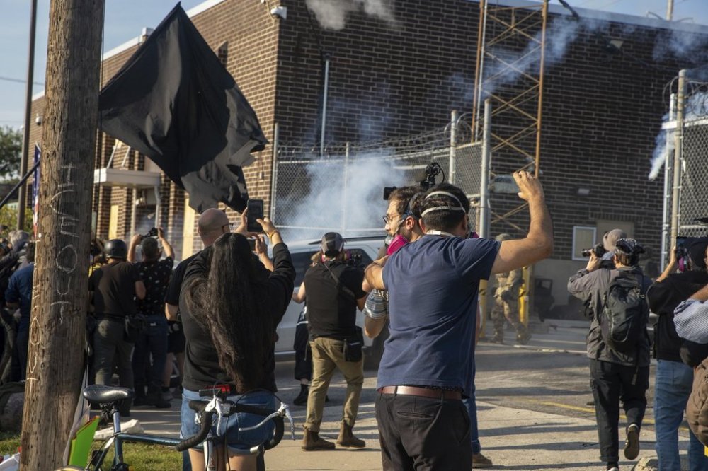 Protesters clash with Immigration and Customs Enforcement officers at the ICE facility in Broadview, Ill., Friday, Sept. 19, 2025. (Zubaer Khan /Chicago Sun-Times via AP)