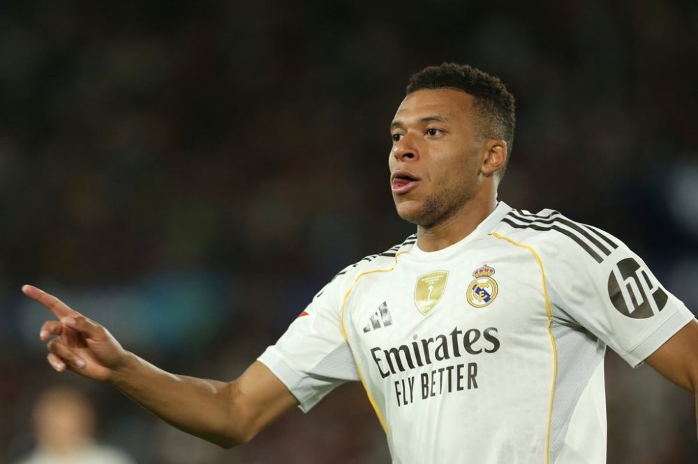 Real Madrid's Kylian Mbappe, celebrates after scoring his side's fourth goal with a penalty kick during the Spanish La Liga soccer match between Levante and Real Madrid at the Ciutat de Valencia stadium in Valencia, Spain, Tuesday, Sept. 23, 2025. (AP Photo/Alberto Saiz)