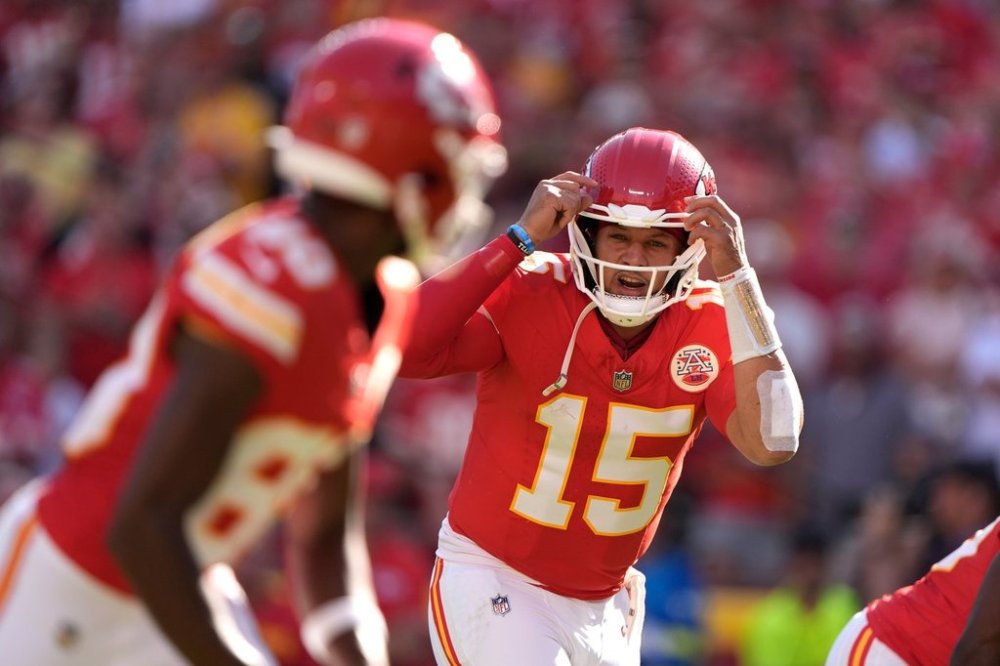 Kansas City Chiefs quarterback Patrick Mahomes calls out on the line of scrimmage during the first half of an NFL football game against the Baltimore Ravens Sunday, Sept. 28, 2025, in Kansas City, Mo. (AP Photo/Charlie Riedel)