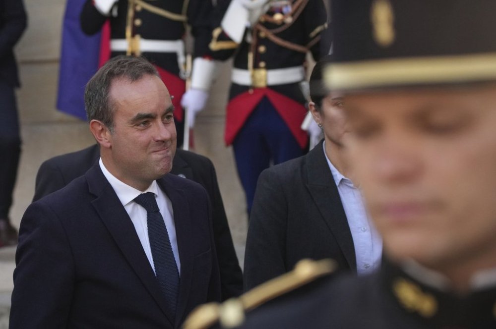 Newly named Prime Minister Sebastien Lecornu, left, smiles after a handover ceremony at the Prime Minister residence, in Paris, France, Wednesday, Sept. 10, 2025. (AP Photo/Christophe Ena)