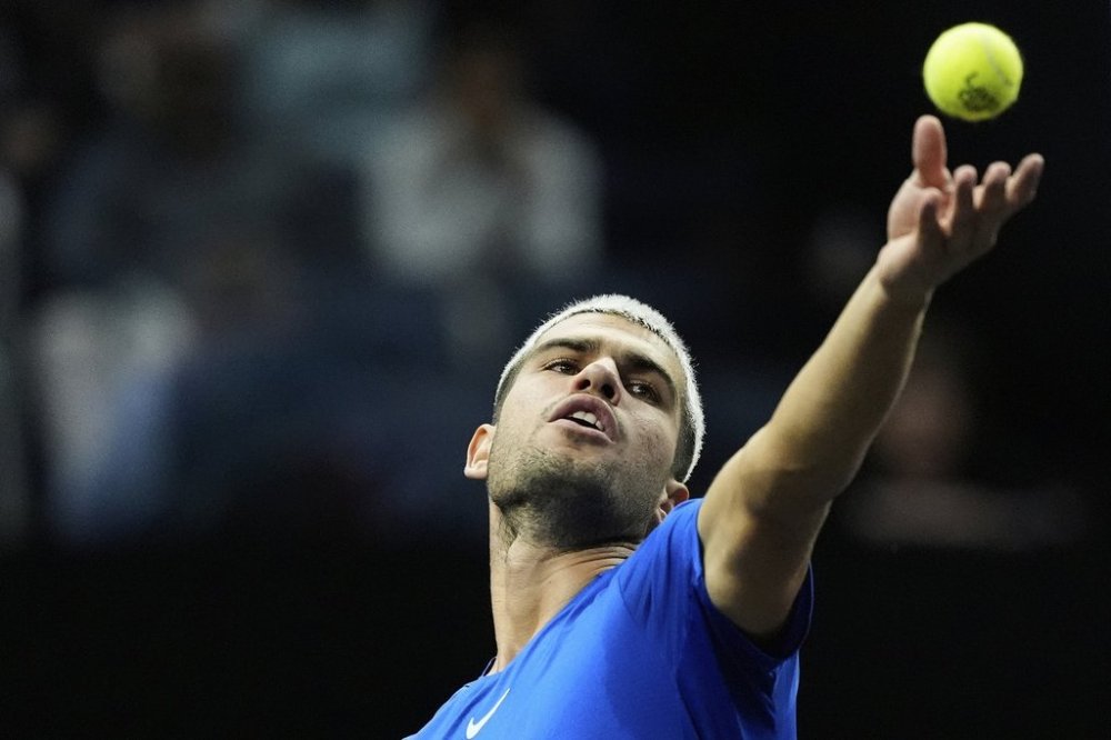 Team Europe's Carlos Alcaraz, of Spain, serves against Team World during a doubles match on the third day of the Laver Cup tennis tournament in San Francisco, Sunday, Sept. 21, 2025. (AP Photo/Jeff Chiu)