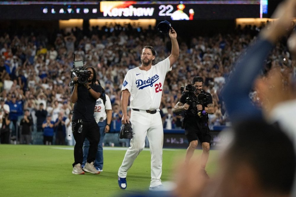 Los Angeles Dodgers starting pitcher Clayton Kershaw (22) tips his cap after being removed during the fourth inning of a baseball game against the San Francisco Giants in Los Angeles, Friday, Sept. 19, 2025. (AP Photo/Kyusung Gong)