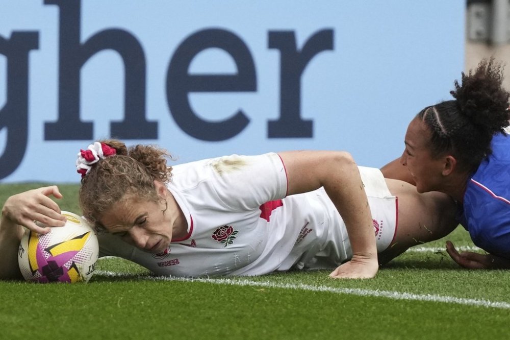 France's Kelly Arbey, right, tackles England's Abby Dow during the Women's Rugby World Cup 2025 semifinal match between France and England in Bristol, England, Saturday, Sept. 20, 2025.(AP Photo/Alastair Grant)