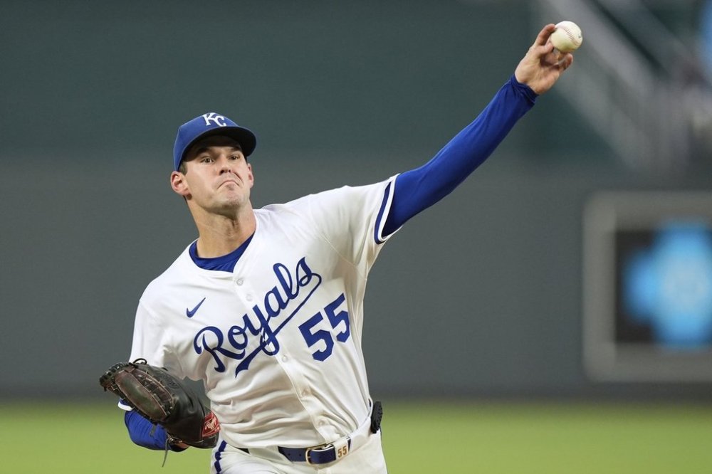 Kansas City Royals starting pitcher Cole Ragans throws during the first inning of a baseball game against the Seattle Mariners, Wednesday, Sept. 17, 2025, in Kansas City, Mo. (AP Photo/Charlie Riedel)