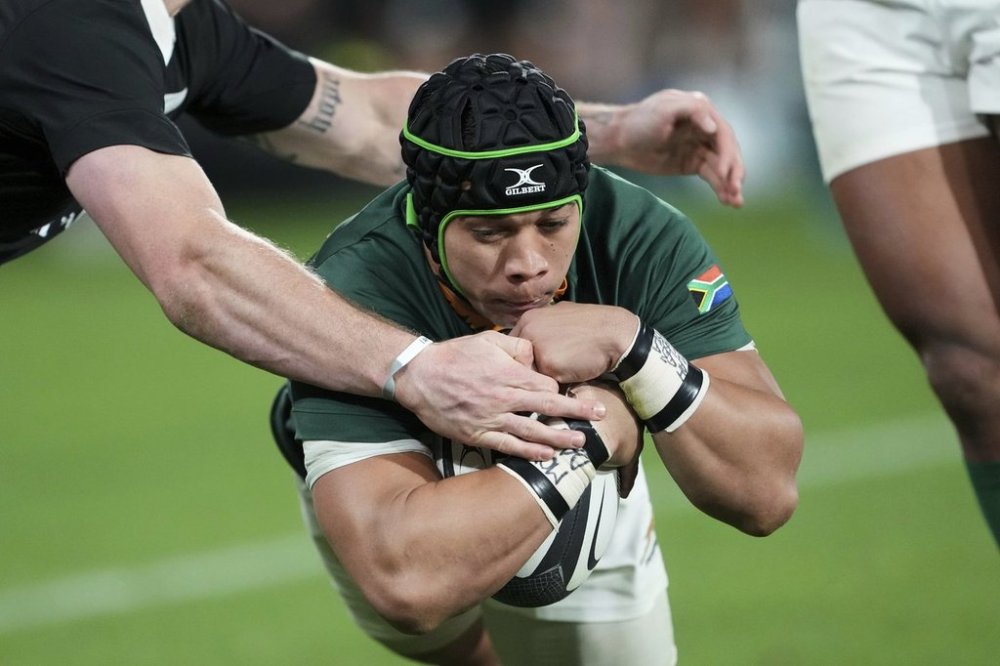 Cheslin Kolbe of South Africa scores a try during their Rugby Championship test match against the All Blacks in Wellington, New Zealand, Saturday, Sept. 13, 2025. (AP Photo/Marty Melville)
