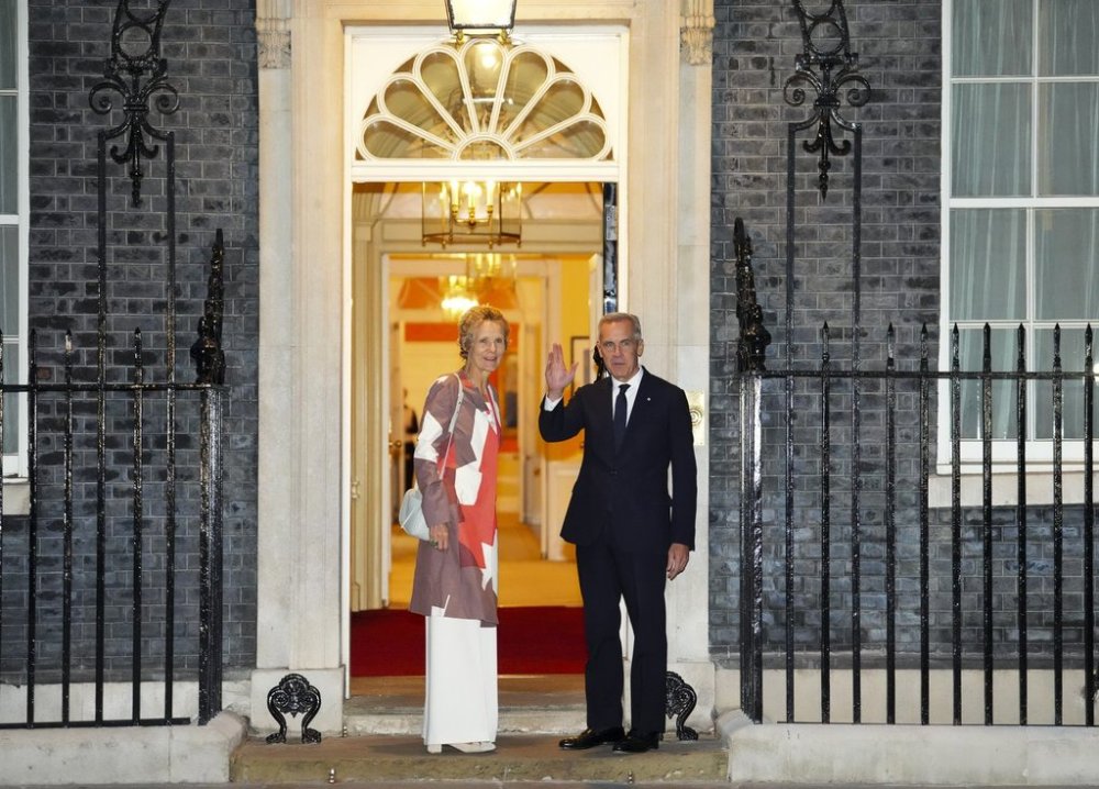 Prime Minister Mark Carney and wife Diana Fox Carney arrive at 10 Downing Street in London on Friday, Sept. 26, 2025. THE CANADIAN PRESS/Sean Kilpatrick