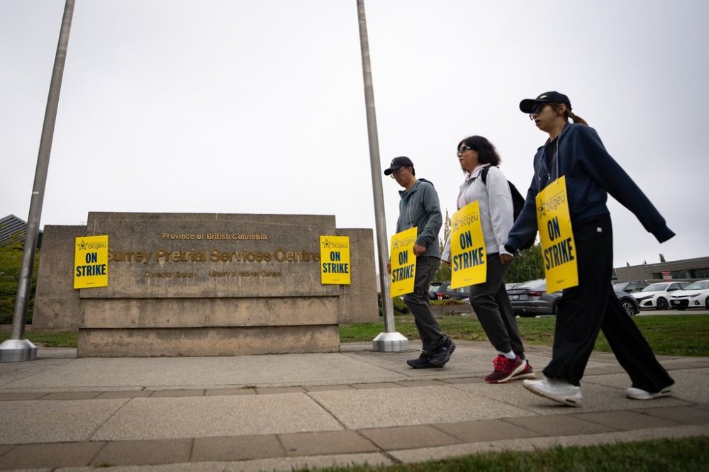 Members of the BC General Employees' Union picket outside of the Surrey Pretrial Services Centre, in Surrey, B.C., Tuesday, Sept. 9, 2025. THE CANADIAN PRESS/Ethan Cairns