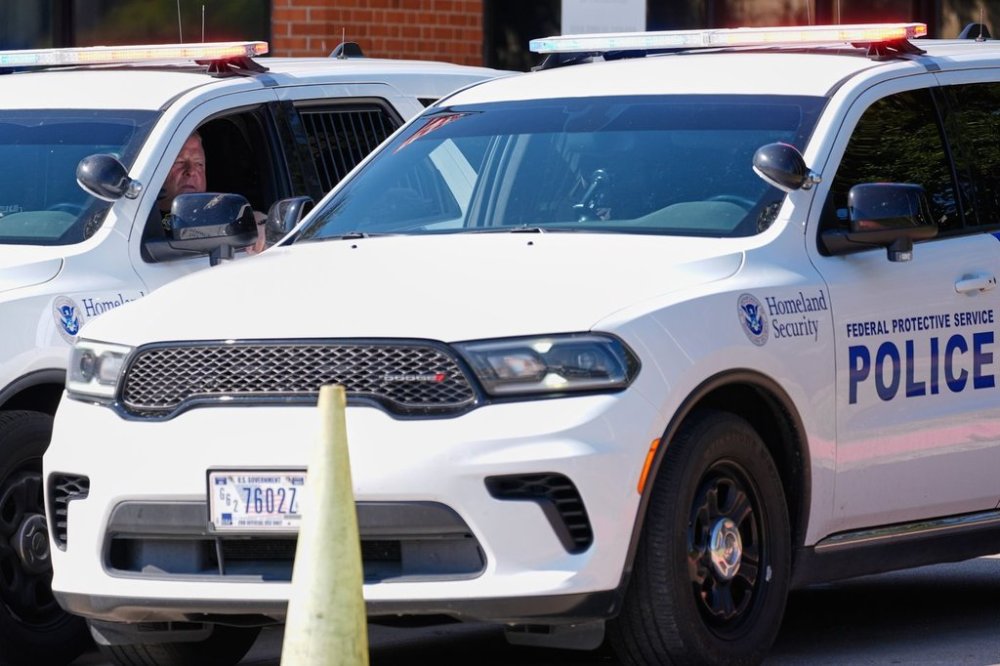 Homeland security personnel sit in their vehicles in front of the U.S. Immigration and Customs Enforcement office Thursday, Sept. 25, 2025, in Dallas. (AP Photo/Tony Gutierrez)