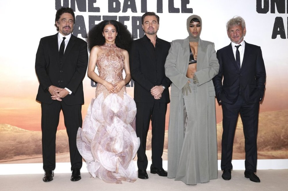 Benicio Del Toro, from left, Chase Infiniti, Leonardo DiCaprio, Teyana Taylor and Sean Penn pose for photographers upon arrival at the premiere of the film 'One Battle After Another' on Tuesday, Sept. 16, 2025, in London. (Photo by Scott A Garfitt/Invision/AP)