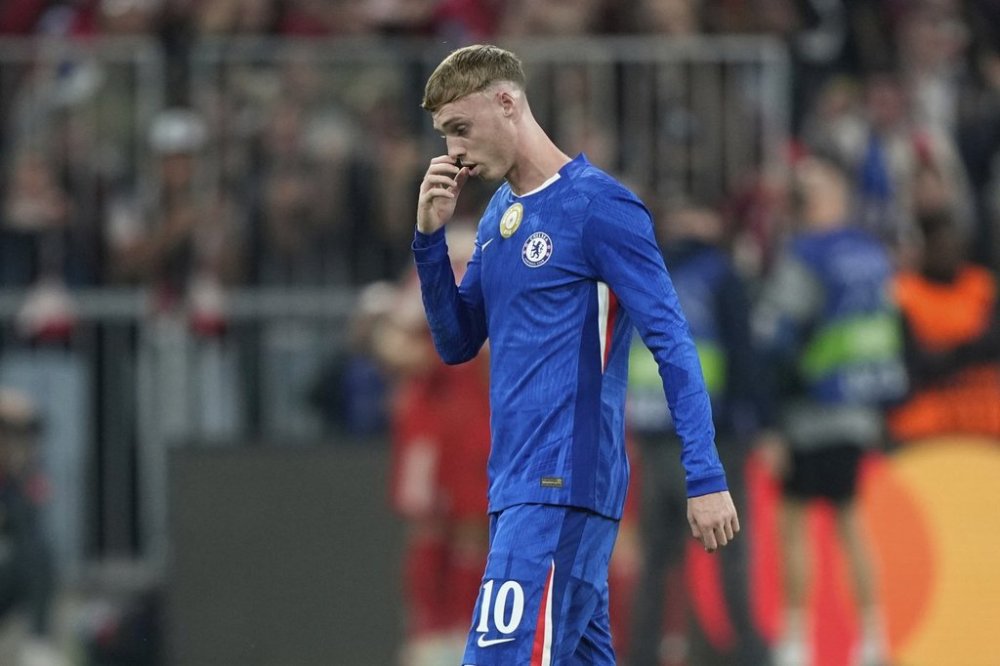 Chelsea's Cole Palmer gestures after Bayern's Harry Kane scored his side's third goal during the Champions League opening phase soccer match between FC Bayern Munich and Chelsea at the Allianz Arena in Munich, Germany, Wednesday, Sept. 17, 2025. (AP Photo/Martin Meissner)