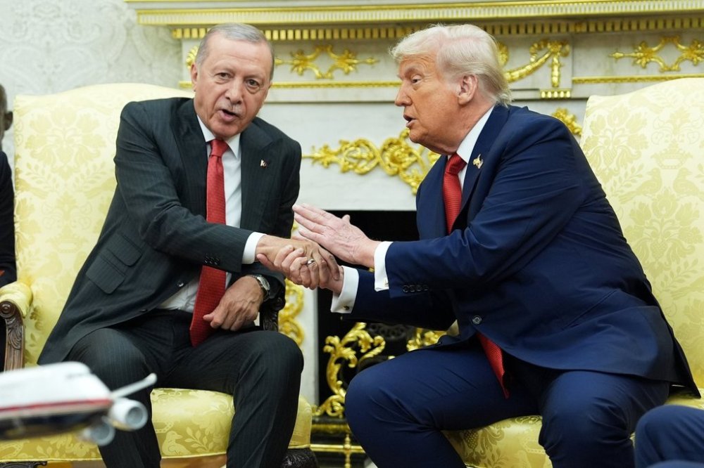 President Donald Trump, right, shakes the hand of Turkish President Recep Tayyip Erdogan during a meeting in the Oval Office of the White House, Thursday, Sept. 25, 2025, in Washington. (AP Photo/Evan Vucci)