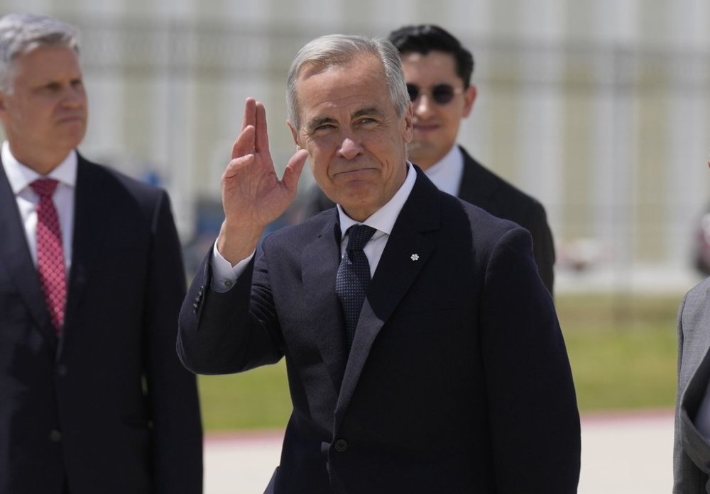 Prime Minister Mark Carney waves as he arrives in Mexico City, Thursday, Sept. 18, 2025. THE CANADIAN PRESS/Adrian Wyld