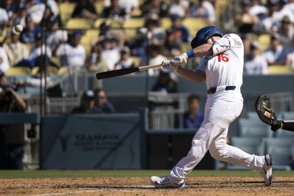 Los Angeles Dodgers' Will Smith hits a walkoff home run during the ninth inning of a baseball game against the Arizona Diamondbacks in Los Angeles, Sunday, Aug. 31, 2025. (AP Photo/Kyusung Gong)