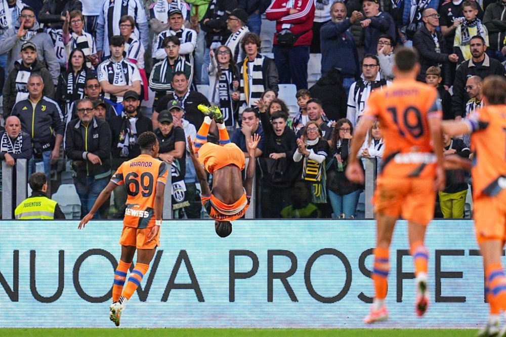 Atalanta's Kamaldeen Sulemana celebrates after scoring, during the Serie A soccer match between Juventus and Atalanta at the Allianz Stadium in Turin, north west Italy, Saturday, Sept. 27, 2025. (Marco Alpozzi/LaPresse via AP)