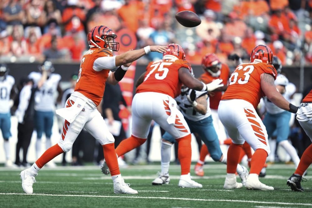Cincinnati Bengals quarterback Jake Browning (6) throws a pass during the second half of an NFL football game against the Jacksonville Jaguars, Sunday, Sept. 14, 2025, in Cincinnati. (AP Photo/Jeff Dean)
