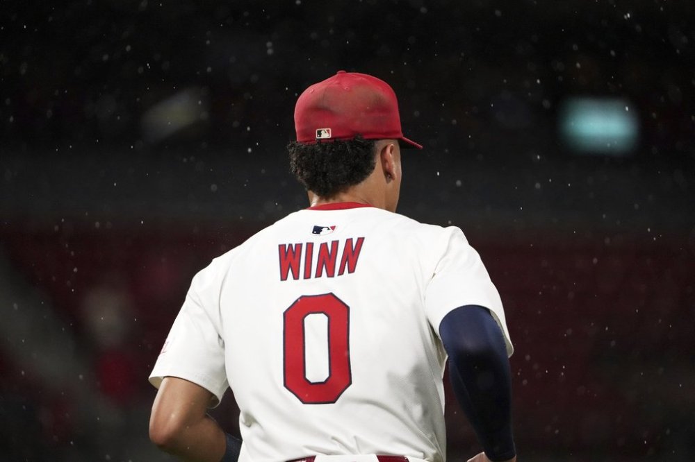 St. Louis Cardinals shortstop Masyn Winn jogs out to play the sixth inning of a baseball game against the Athletics as drizzle falls Wednesday, Sept. 3, 2025, in St. Louis. (AP Photo/Jeff Roberson)