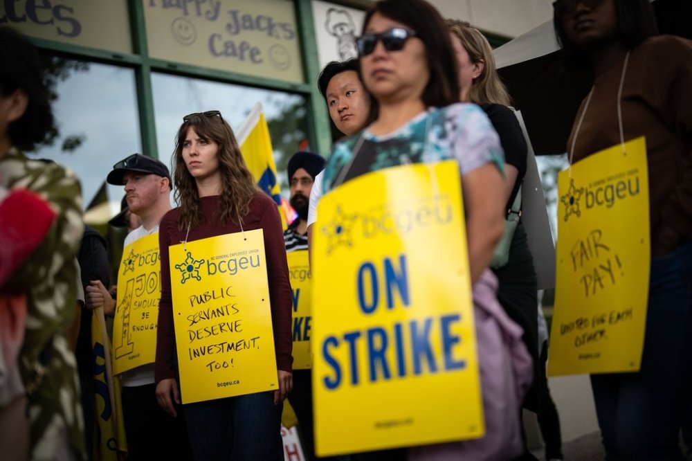 Members of the British Columbia General Employees' Union picket outside an ICBC driver licensing office, in Surrey, B.C., Monday, Sept. 8, 2025. THE CANADIAN PRESS