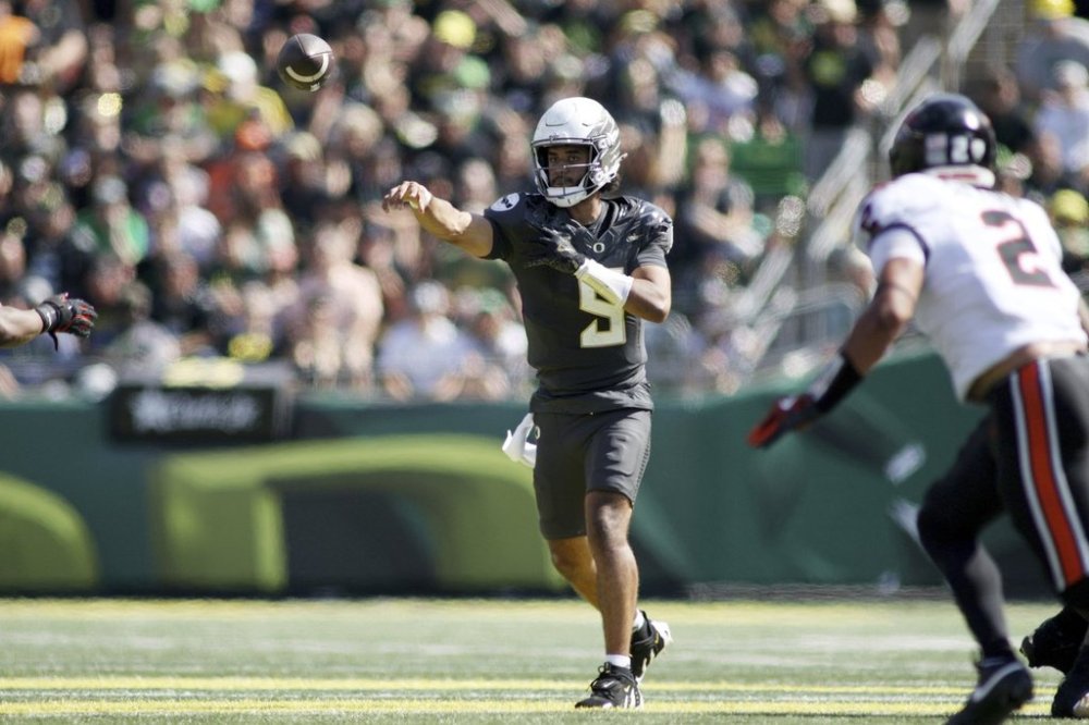 Oregon quarterback Dante Moore (5) makes a pass during the second half of an NCAA college football game against Oregon State, Saturday, Sept. 20, 2025, in Eugene, Ore. (AP Photo/Lydia Ely)