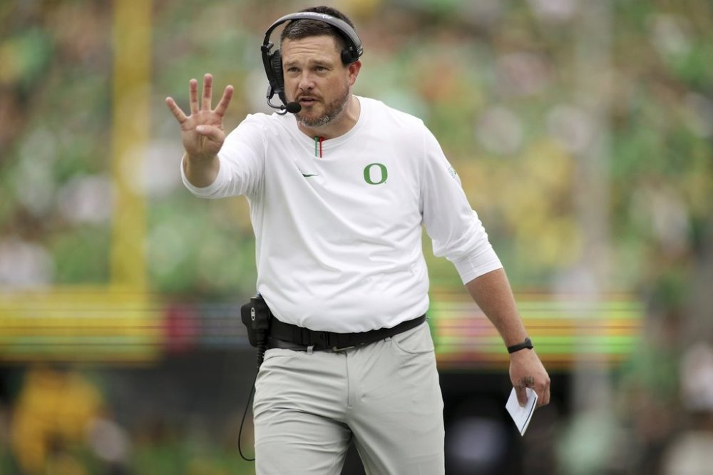 Oregon head coach Dan Lanning calls instructions during the first half of an NCAA college football game against Oklahoma State, Saturday, Sept. 6, 2025, in Eugene, Ore. (AP Photo/Lydia Ely)