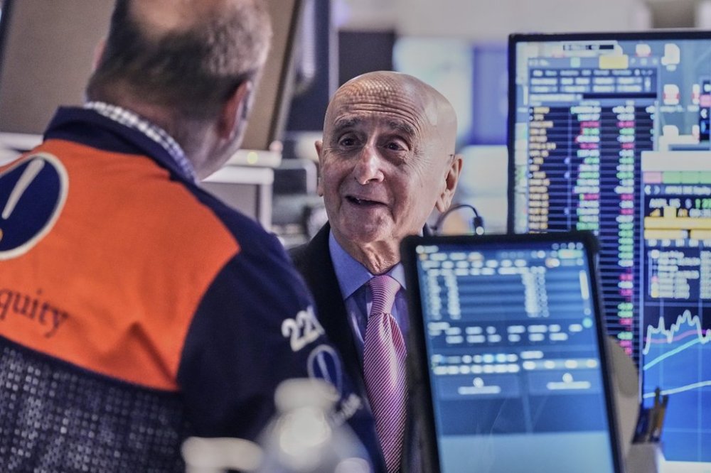 Former NYSE Chairman & CEO Richard Grasso, right, visits the trading floor of the New York Stock Exchange, Monday, Sept. 15, 2025. (AP Photo/Richard Drew)