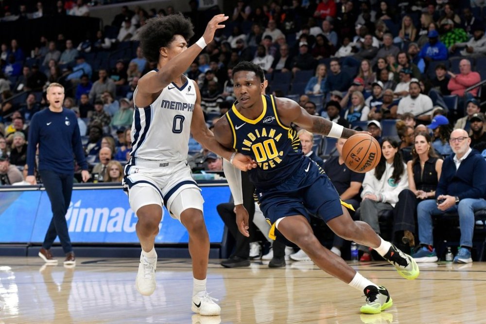 Indiana Pacers guard Bennedict Mathurin (00) drives against Memphis Grizzlies forward Jaylen Wells (0) in the first half of an NBA basketball game, Saturday, Oct. 25, 2025, in Memphis, Tenn. (AP Photo/Brandon Dill)