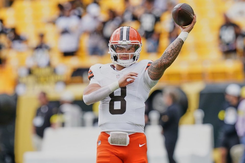 Cleveland Browns quarterback Dillon Gabriel warms up before an NFL football game against the Pittsburgh Steelers in Pittsburgh, Sunday, Oct. 12, 2025. (AP Photo/Matt Freed)