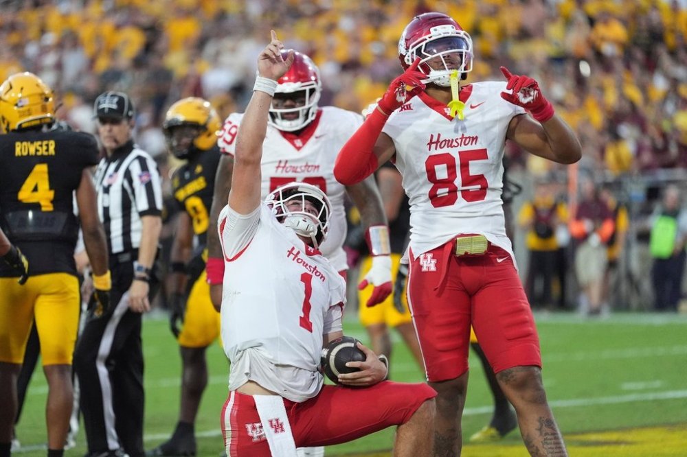 Houston quarterback Conner Weigman (1) celebrates his touchdown against Arizona State with Houston tight end Traville Frederick Jr. (85) during the first half of an NCAA college football game Saturday, Oct. 25, 2025, in Tempe, Ariz. (AP Photo/Ross D. Franklin)