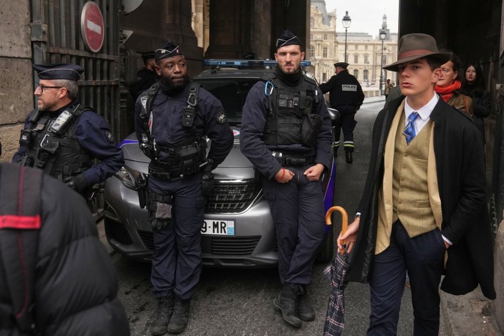 Police officers block an access to the Louvre museum after a robbery Sunday, Oct. 19, 2025, in Paris. (AP Photo/Thibault Camus)