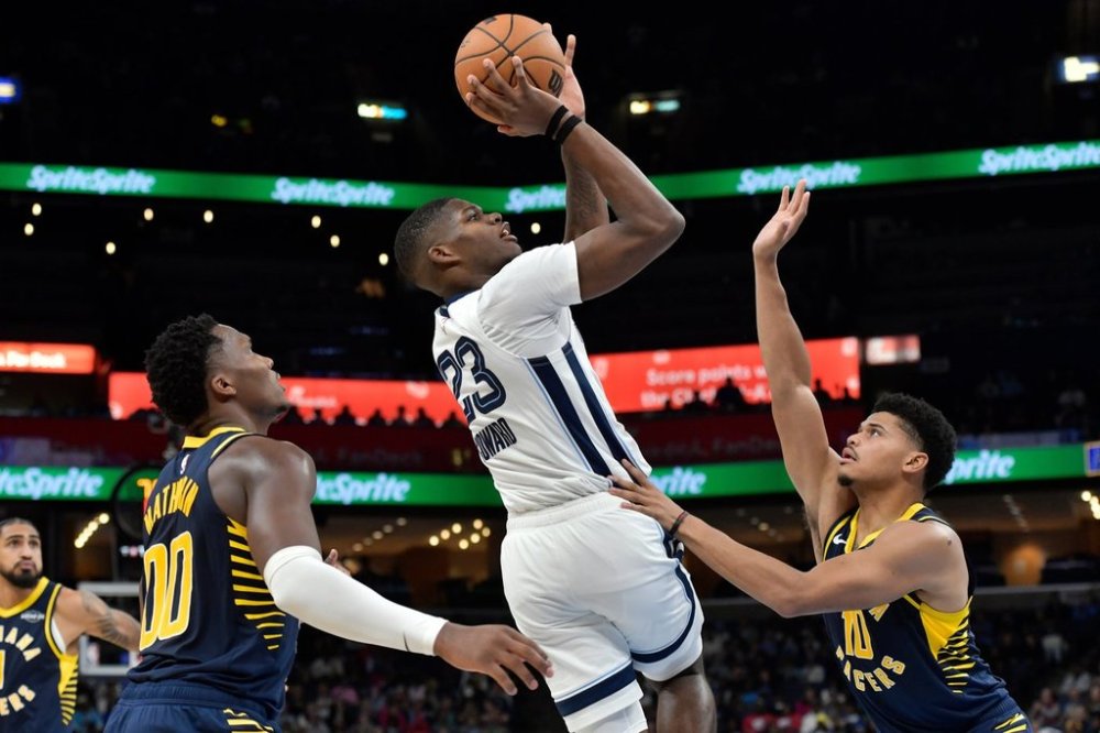 Memphis Grizzlies forward Cedric Coward (23) shoots over Indiana Pacers guards RayJ Dennis and Bennedict Mathurin (00) in the second half of an NBA basketball game, Saturday, Oct. 25, 2025, in Memphis, Tenn. (AP Photo/Brandon Dill)