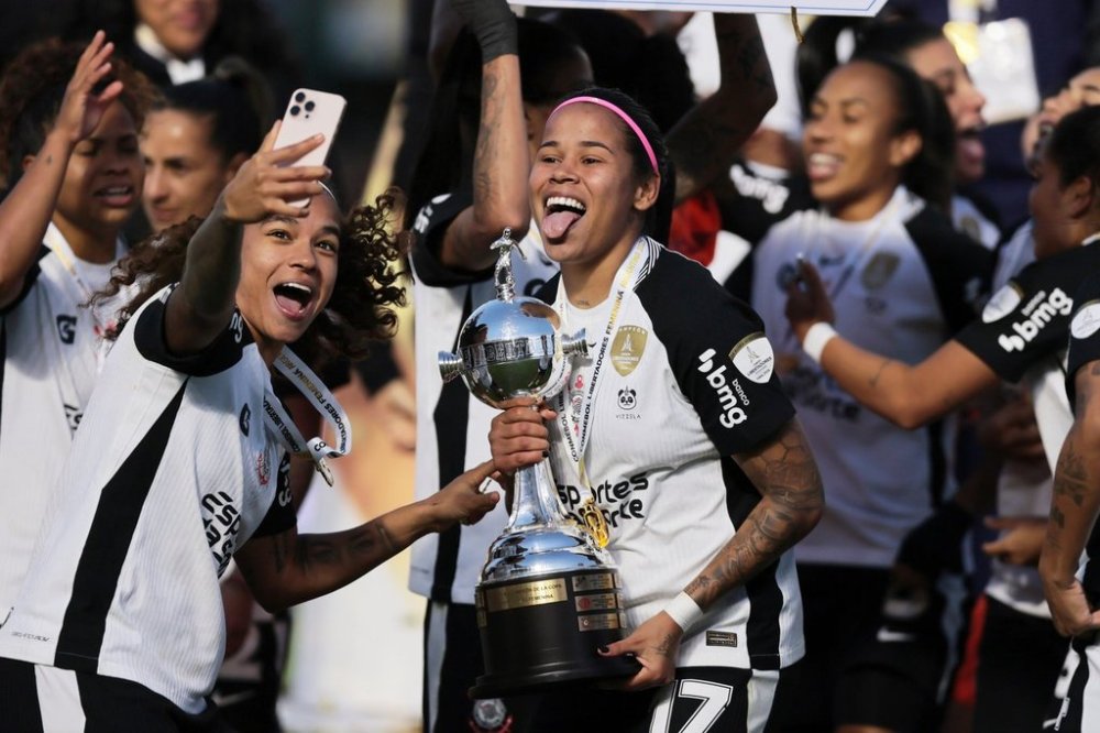 Players of Brazil's Corinthians celebrate with the trophy after defeating Colombia's Deportivo Cali and winning the Women's Copa Libertadores final soccer match in Buenos Aires, Argentina, Saturday, Oct. 18, 2025. (AP Photo/Luciano Gonzalez)