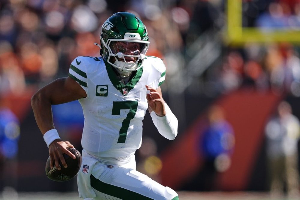 New York Jets quarterback Justin Fields (7) runs during the first half of an NFL football game against the Cincinnati Bengals, Sunday, Oct. 26, 2025, in Cincinnati. (AP Photo/Joshua A. Bickel)