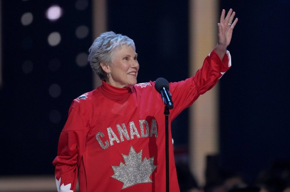 Anne Murray acknowledges the crowd after receiving the Lifetime Achievement award during the Juno Awards, in Vancouver, B.C., Sunday, March 30, 2025. THE CANADIAN PRESS/Ethan Cairns