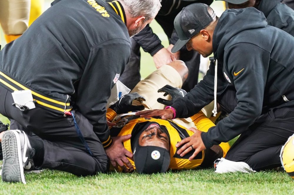 Pittsburgh Steelers' DeShon Elliott is hurt during the second half of an NFL football game against the Green Bay Packers Sunday, Oct. 26, 2025, in Pittsburgh. (AP Photo/Matt Freed)