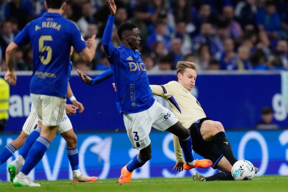 Barcelona's Frenkie de Jong fights for the ball against Real Oviedo's Rahim Alhassane during a Spanish La Liga soccer match at the Carlos Tartiere stadium in Oviedo, Spain, Thursday, Sept. 25, 2025. (AP Photo/Jose Breton)