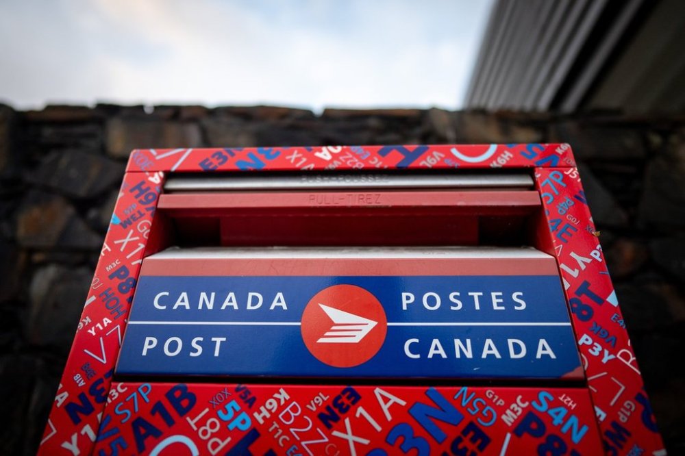 A Canada Post mailbox is pictured in Richmond B.C. on Friday, Sept. 26, 2025. THE CANADIAN PRESS/Ethan Cairns